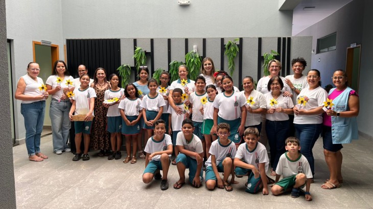 Alunos da Escola Municipal Santa Mônica homenageiam mulheres da Educação em Nova Londrina