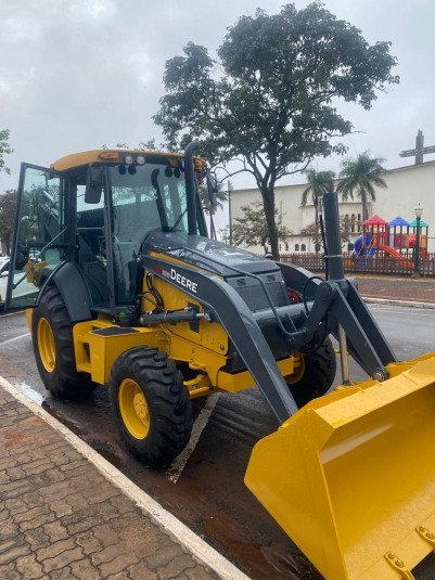 Nova Londrina recebe retroescavadeira para fortalecer serviços no meio rural